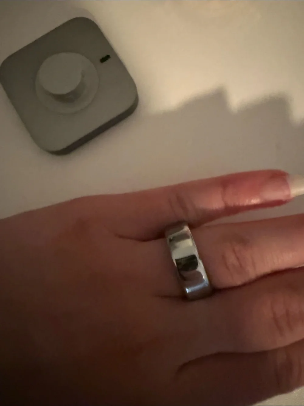 OURA RING SIZE 8 SILVER. ALSO COMES WITH COVERS TO MIX AND MATCH COLOR.